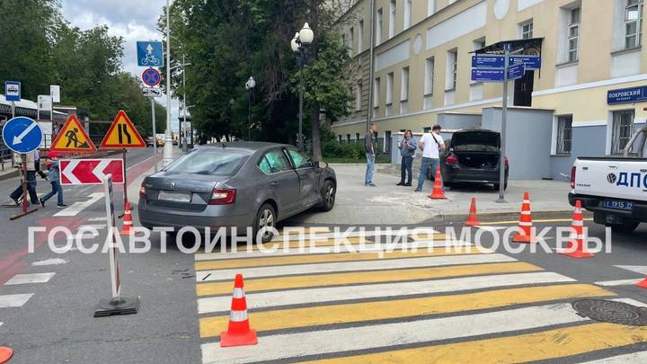 Один человек пострадал в результате ДТП с участием двух автомобилей в центре Москвы