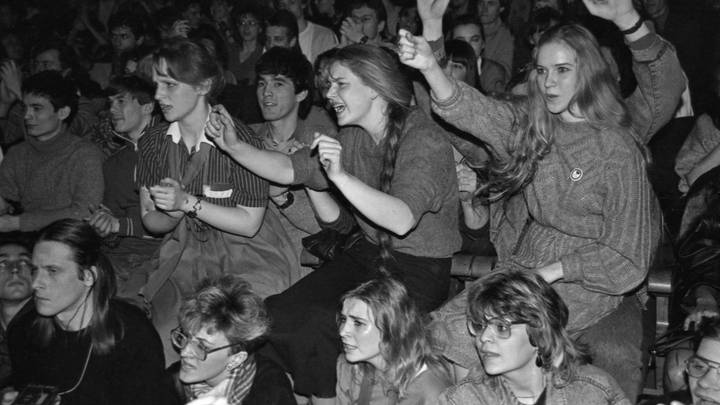 На премьере «Ассы» 1 апреля 1988 года в ДК МЭЛЗ зрители ликовали: перед кинопоказом на сцену вышли группы «Кино» и «Наутилус Помпилиус»