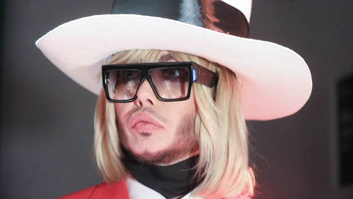 Сергей Зверев на прогулке в сквере оскорбил девушку и отнял у нее смартфон Сергей Зверев на прогулке в сквере оскорбил девушку и отнял у нее смартфон