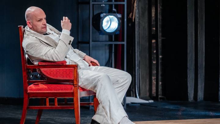 Смеяться по-чеховски: актер Федор Лавров о лице сатиры и одиночестве в толпе