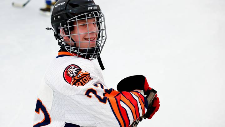 Защитник Дмитрий Карабанов