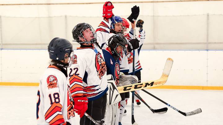 Игроки Pride празднуют победу