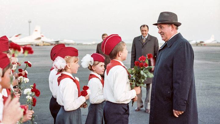 Mikhail Sergeevich Gorbachev selama pertemuan di bandara Tyumen.  1985 / Yury Lizunov, Vladimir Musaelyan / TASS Newsreel