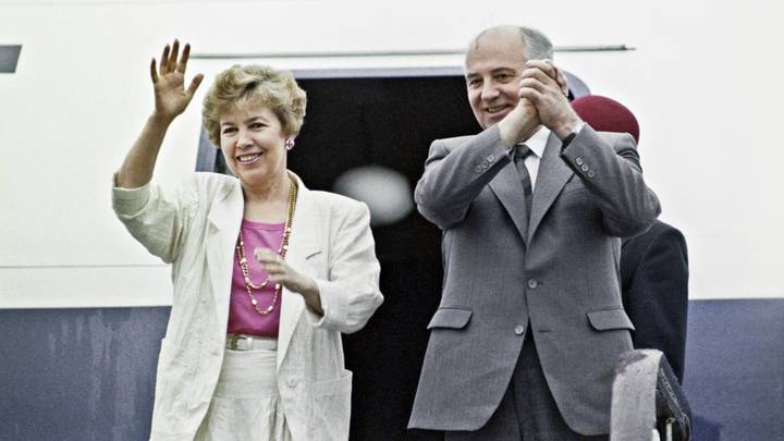 Mikhail dan Raisa Gorbachev di landasan pesawat sebelum terbang ke Moskow.  1989 / Foto: RIA Novosti 