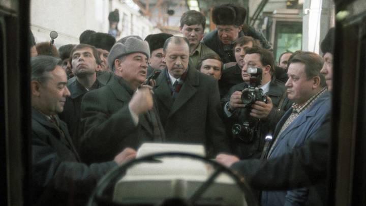 Mikhail Gorbachev berbicara dengan para pekerja Pabrik Traktor Minsk yang dinamai Vladimir Lenin.  1991 / Foto: RIA Novosti 