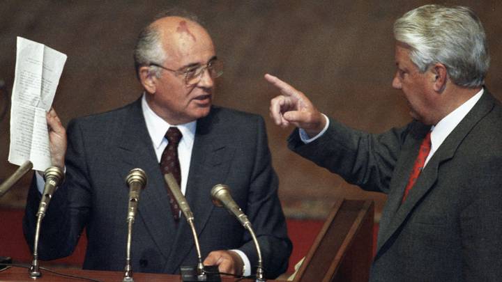 Presiden Soviet Mikhail Gorbachev dan Presiden Rusia Boris Yeltsin selama pertemuan malam sesi luar biasa Dewan Tertinggi RSFSR.  1991 / Foto: RIA Novosti 