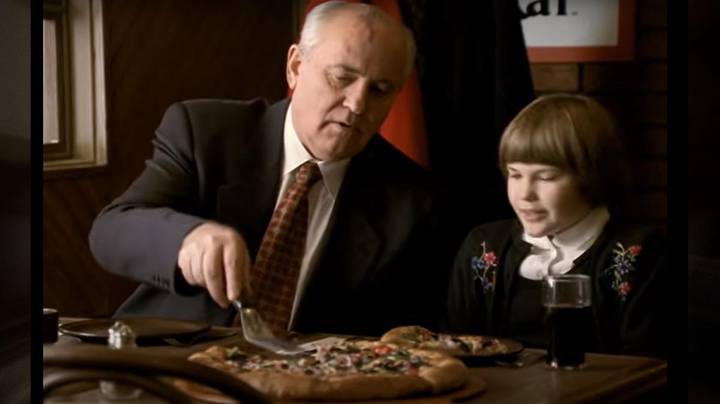 В 1997 году бывший руководитель СССР Михаил Горбачёв снялся в рекламе американской сети пиццерий / Фото: Youtube / Tom Darbyshire 