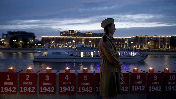 Акция «Линия памяти» на Крымской набережной / Фото: Пелагия Замятина / Вечерняя Москва