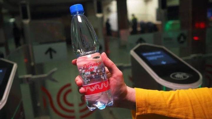 Питьевую воду начали раздавать на станциях метро и МЦК из-за жары в Москве