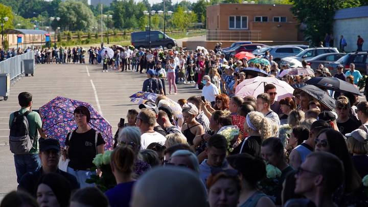 Более десяти тысяч человек пришло на церемонию прощания с Шатуновым