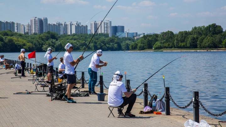Соревнования по рыбной ловле прошли в столице в честь Дня молодежи