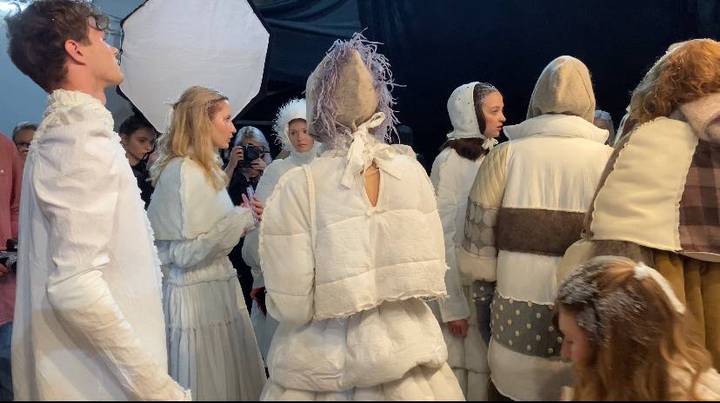Во время примерок за кулисами подиума