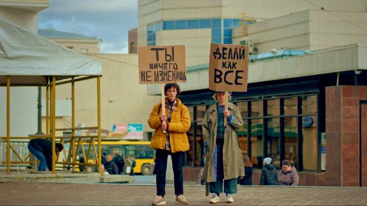 В кадре — главные герои фильма — Игорь Иванов в роли Данилы и Евгения Виноградова в роли Саши