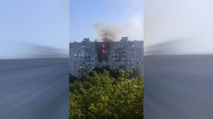 Пожар охватил несколько балконов в доме на востоке Москвы. Видео