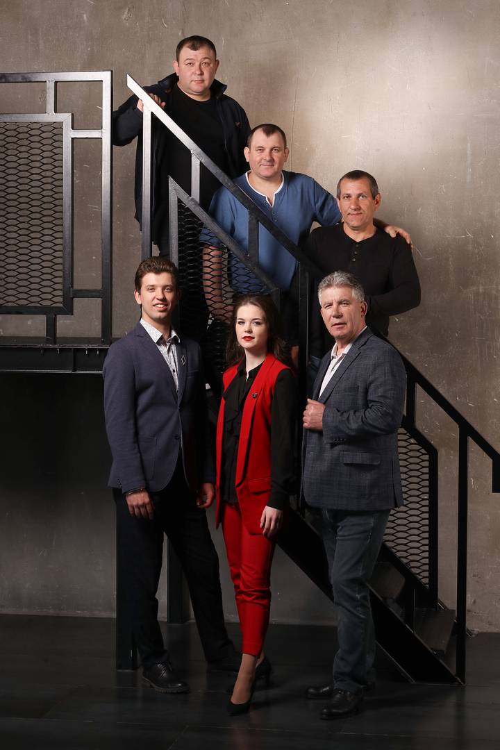 Владимир Владимирович Толстов (справа в первом ряду) с дочерью Олесей и сыном Антоном, племянники Владимира Владимировича — Владимир Викторович, Геннадий Викторович и Юрий Алексеевич (слева направо во втором ряду) 