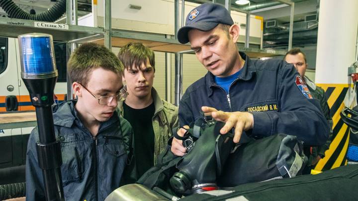 Сотрудник отряда № 215 со студентами ЦСП «Гурьевский»