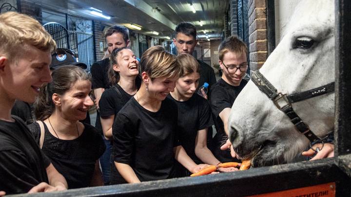 Участники проекта «Школа леди и джентльменов» кормят лошадей