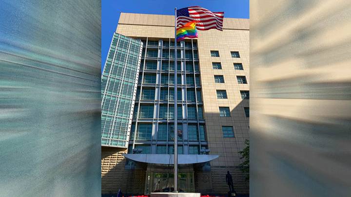 Посольство США подняло ЛГБТ-флаг над площадью ДНР в Москве