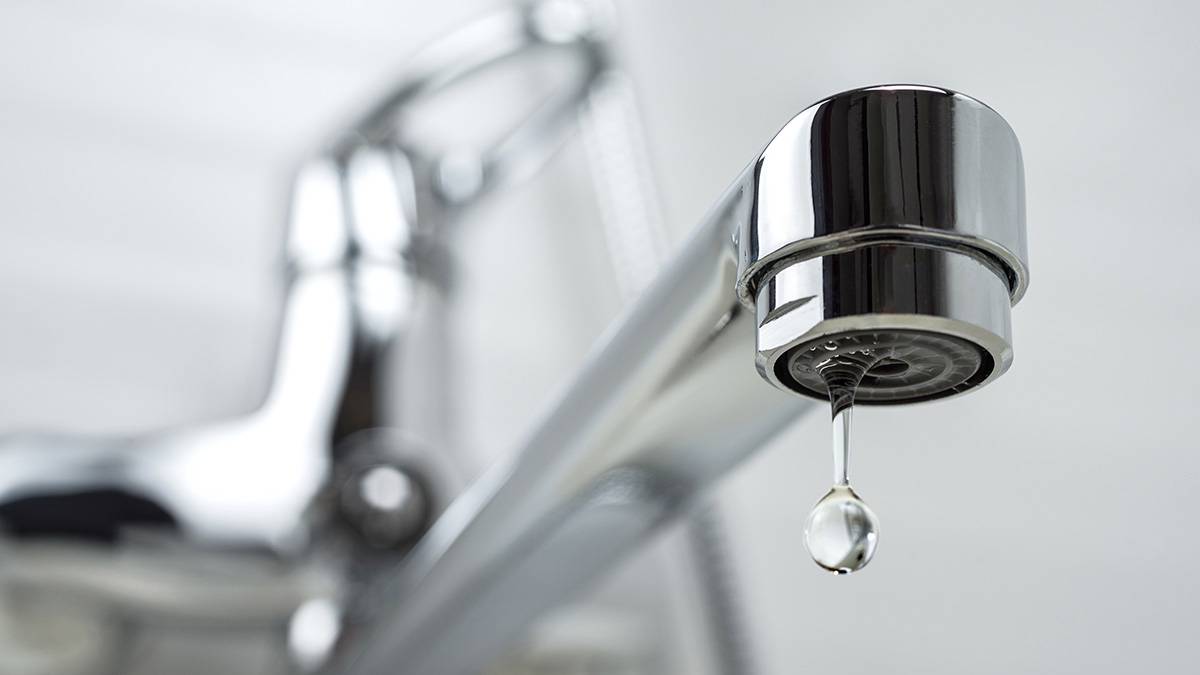 Бьет током от крана и воды в ванной: поиск и устранение причин