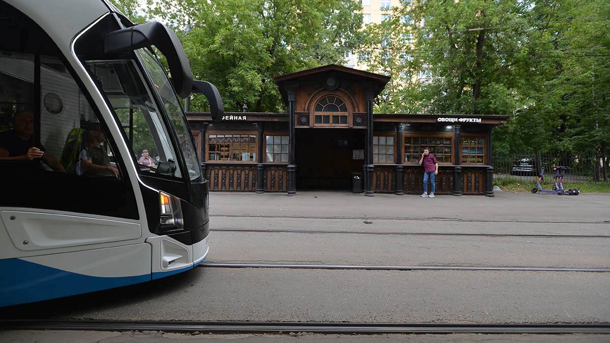 Трамваи трех маршрутов задерживаются на севере Москвы из-за застрявшей на путях машины