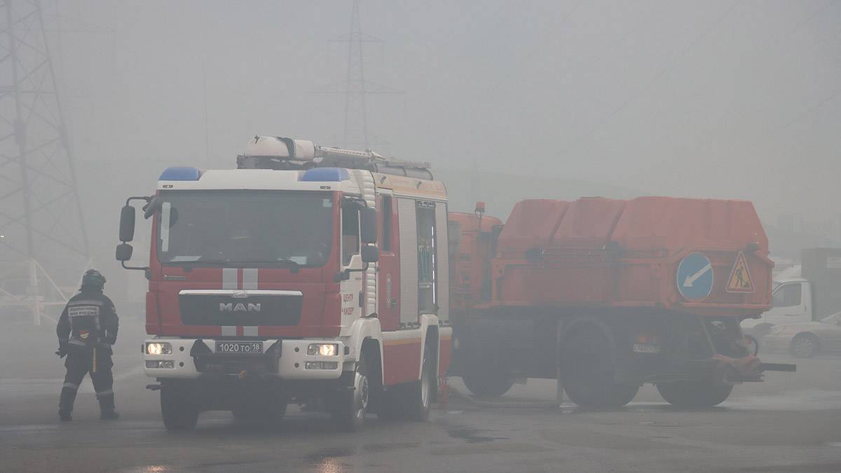 Laboratorium uji api bekerja di lokasi kebakaran besar di Moskow