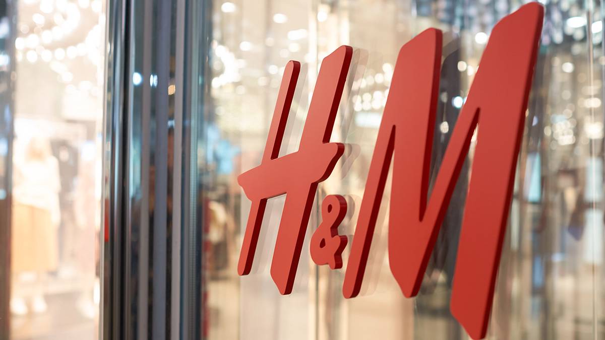Компания H&M начала закрывать свои магазины в России
