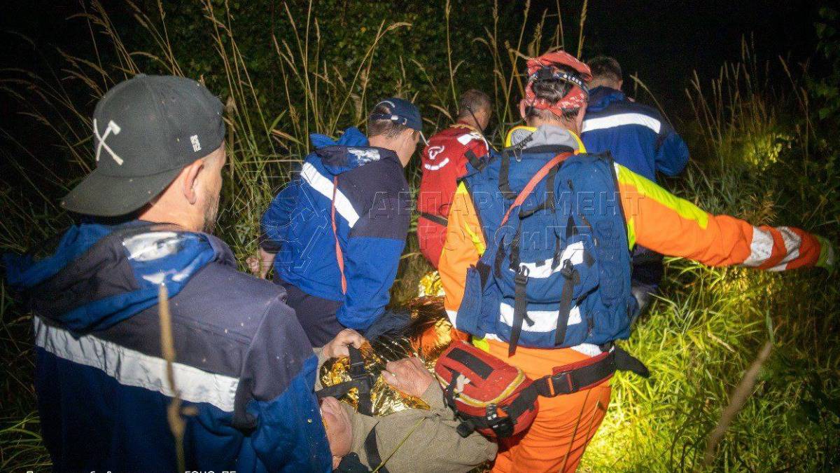 Спасатели обнаружили четырех человек, которые заблудились в лесу в ТиНАО