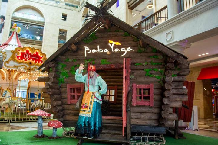 Новая точка притяжения в столице: скульптура Бабы-яги в ЦДМ на Лубянке