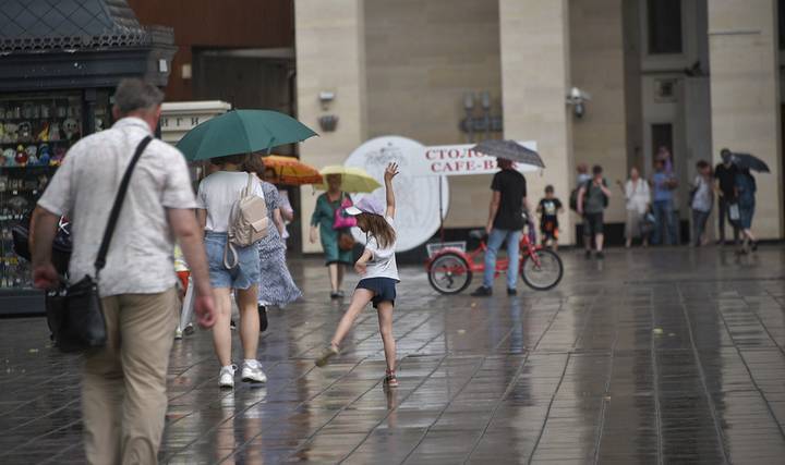 Сильный дождь прошел в Москве / Фото: Пелагия Замятина / Вечерняя Москва