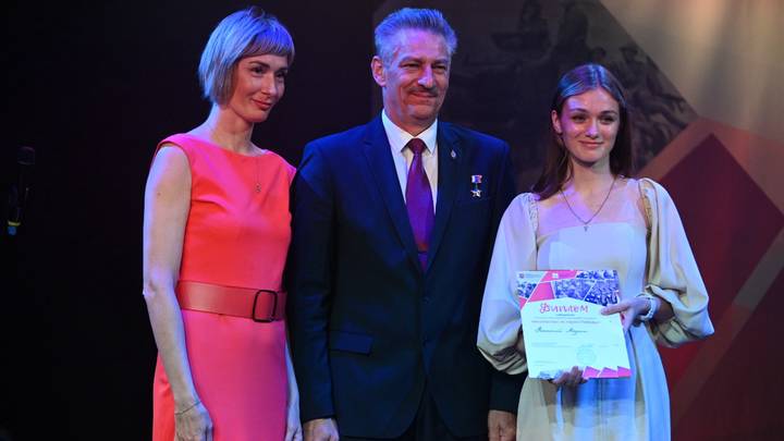 Победительницы конкурса «Многонациональная Победа» Ольга Сютина и Мария Роменская с Героем России Сергеем Шавриным