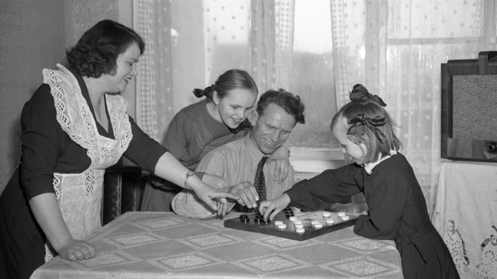 Официантка ресторана «Прага» Мария Молчанова в кругу семьи. Они играют дома в шашки