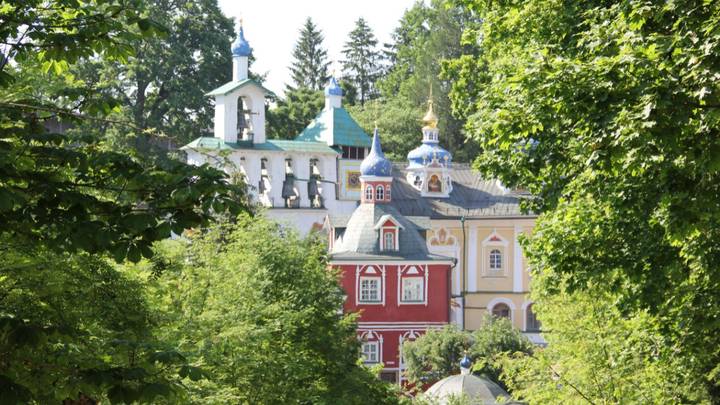 Вид на Сретенский и Успенский пещерный храмы Свято-Успенского Псково-Печерского монастыря