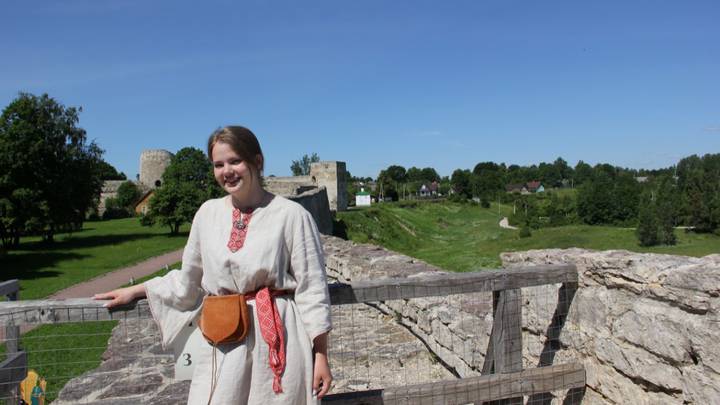 Студентка Анна Летчикова работает экскурсоводом в музее «Изборская крепость»