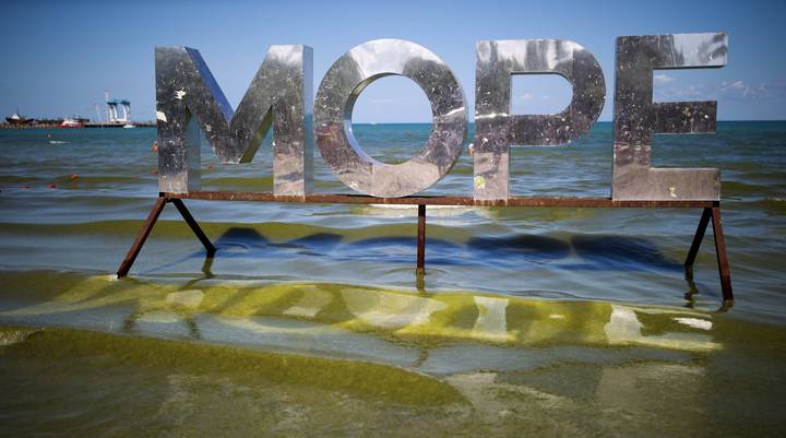 Черное море на побережье Анапы стало красным из-за шторма и водорослей