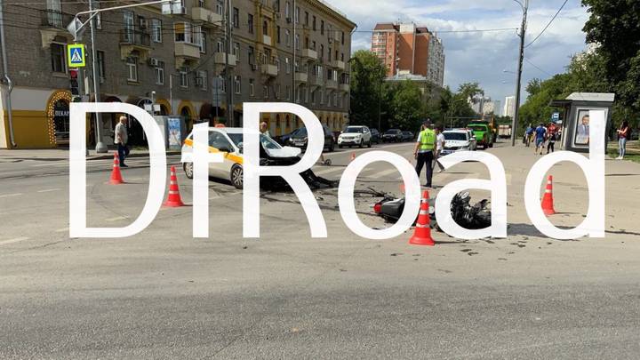 Автомобиль и мотоцикл столкнулись на севере Москвы