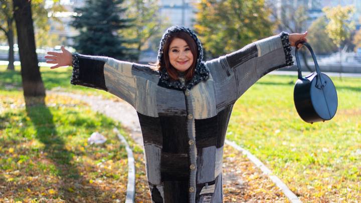 «Завидовала своим добрым героиням»: актриса Юлия Куварзина — о заблуждениях, домашних делах и театре