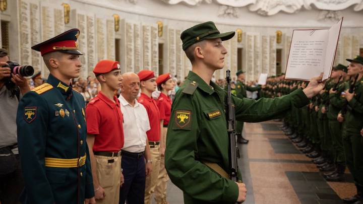 Около 250 новобранцев Преображенского полка приняли присягу в Музее Победы