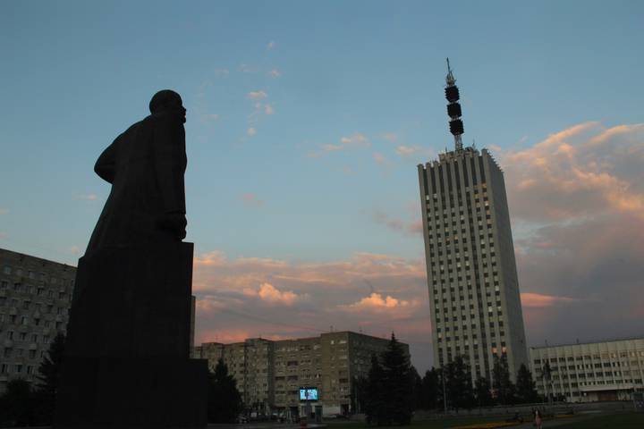 Памятники В. Ленину и дом «Свечка» / Фото: Арина Богуславская