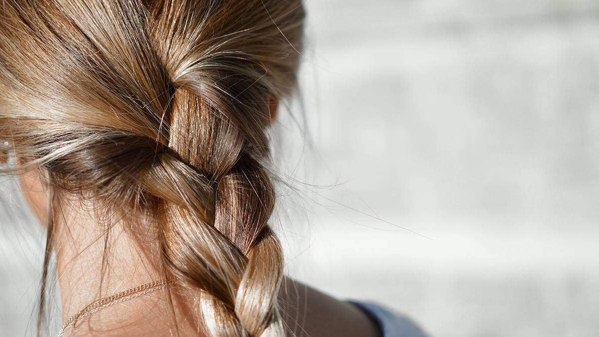 Завитки и потеря объема: как избавиться от секущихся кончиков волос