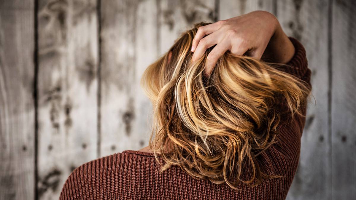 Реактивная потеря: почему весной выпадают волосы и как это остановить