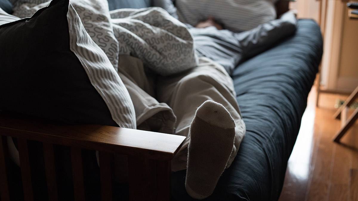 Сомнолог Бузунов объяснил, почему возникают боли в ногах во время сна