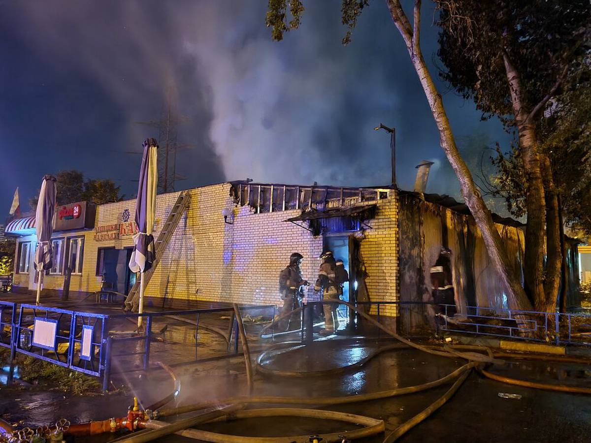 «Дышать нечем»: очевидцы рассказали о ночном пожаре в Братееве