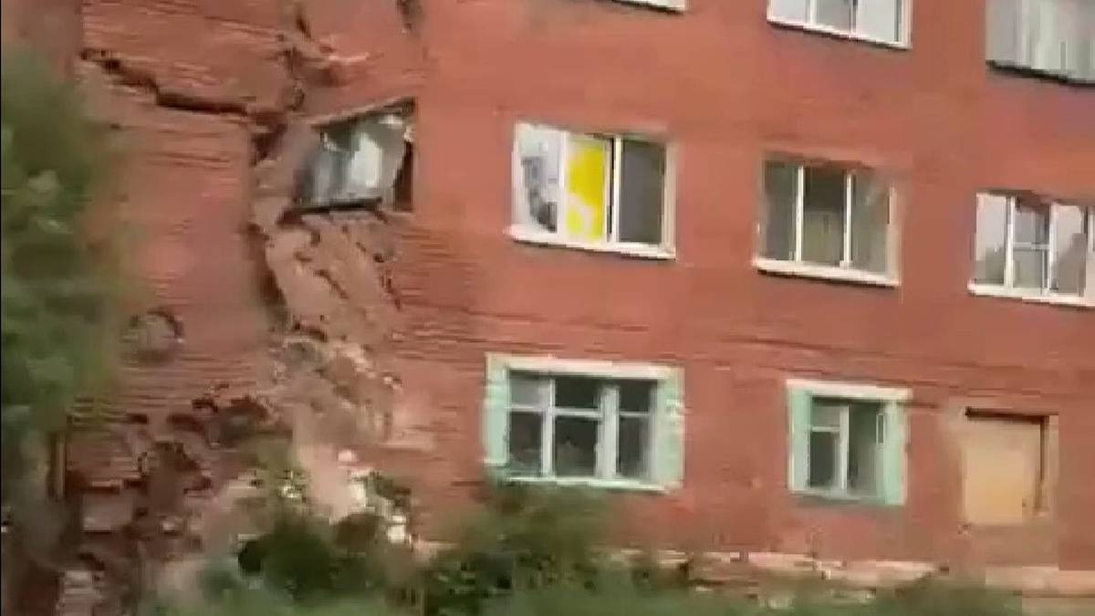 В Омске обрушился дом: под завалами могут быть люди