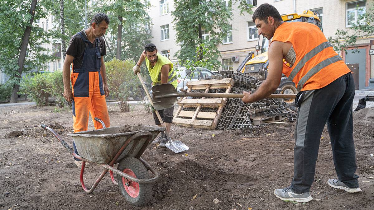 Специалисты завершают работы по благоустройству дворов Москвы