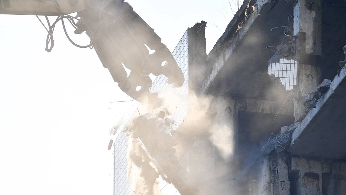 Стена рухнула на мужчину в ходе демонтажных работ в подмосковном Краснозаводске