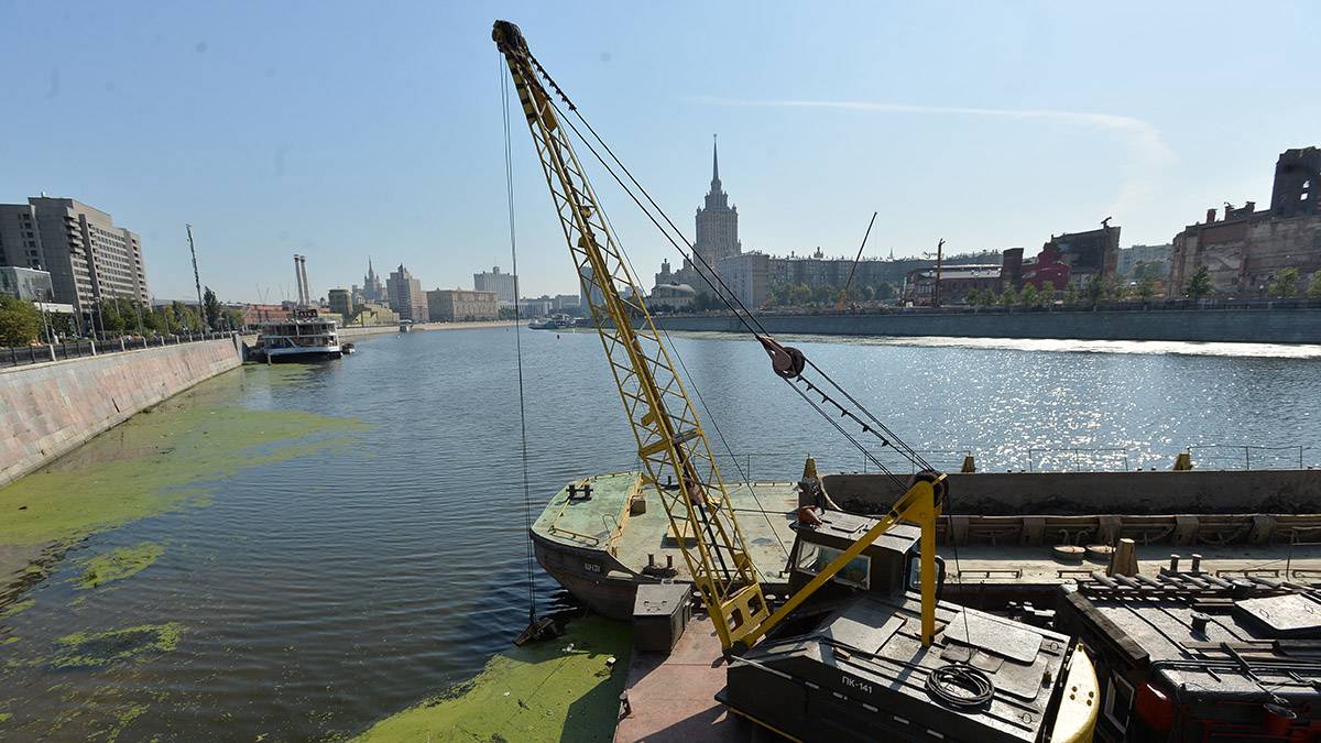 Мосводосток приступил к очистке загрязненного участка Москвы-реки