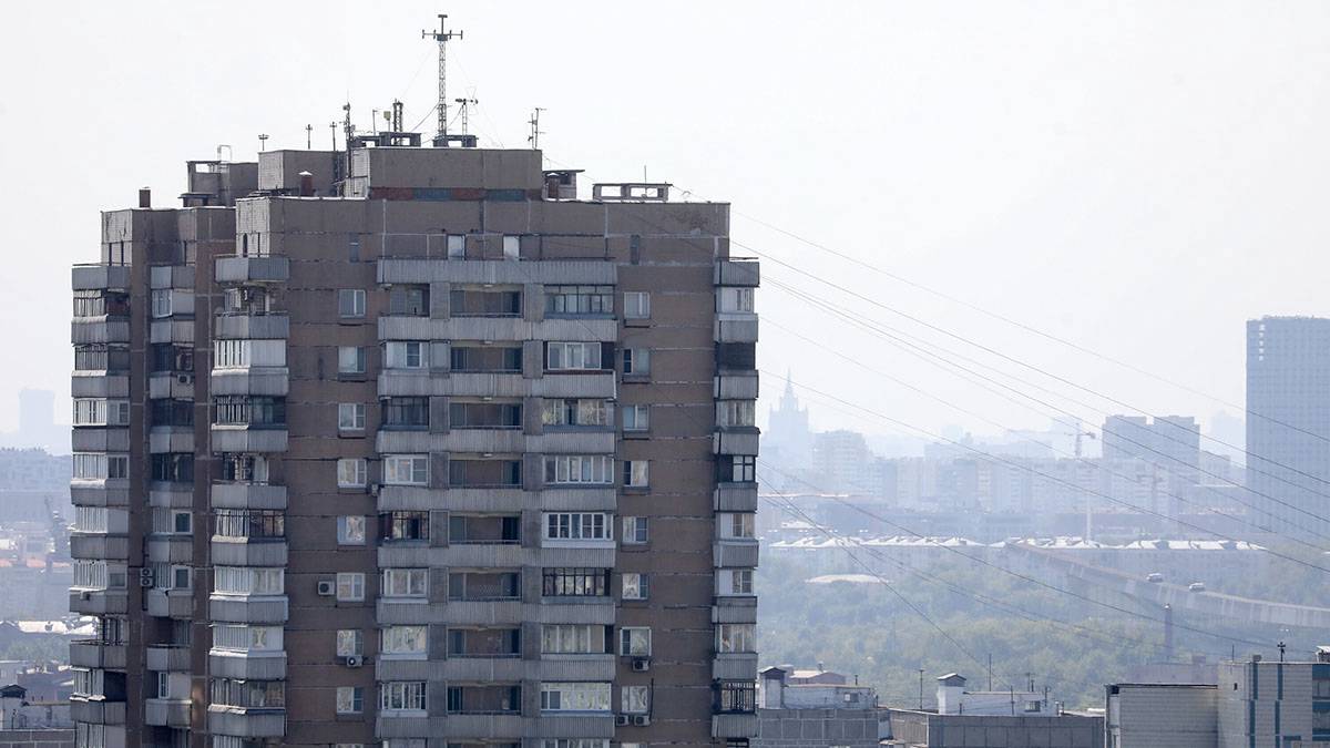 Врач призвал москвичей не открывать окна в помещениях из-за гари и смога