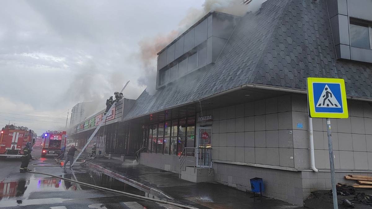Пожар произошел на крыше кафе в подмосковных Мытищах