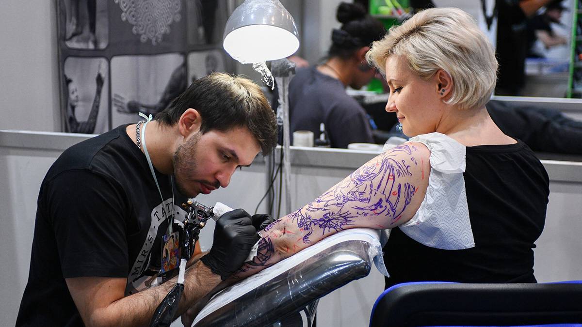 Дерматолог Жабоева рассказала, кому нельзя делать татуировки и татуаж