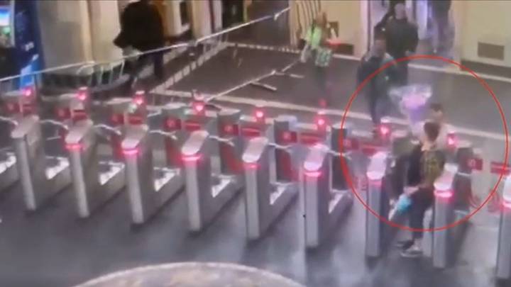 Мужчина с букетом напал на пассажирку на станции метро «Бауманская»